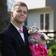 Sans cavalière au bal de promo, il invite... son chat !