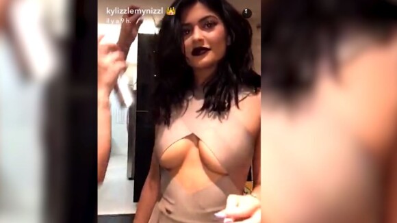 Kylie Jenner sappée comme jamais : sa robe ultra décolletée craque en pleine soirée