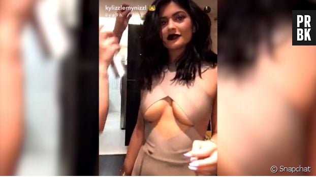 Kylie Jenner : sa robe sexy et décolletée a failli craquer à Los Anges le 2 juin 2016