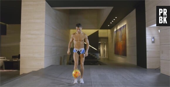 Cristiano Ronaldo jongle en caleçons