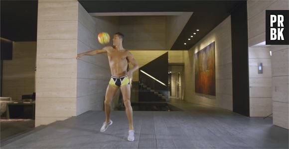 Cristiano Ronaldo jongle en caleçons