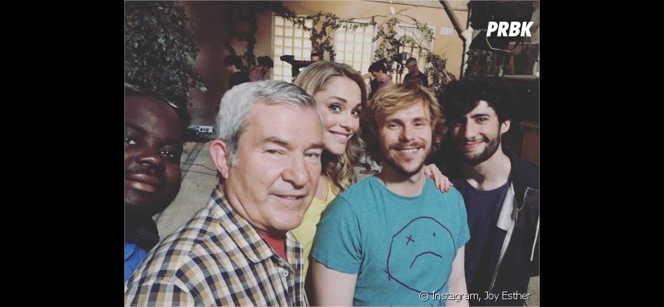 Acteur Elite Saison 5 Pere Ivan MB14 (The Voice 5) pose avec les acteurs de Nos chers voisins sur le