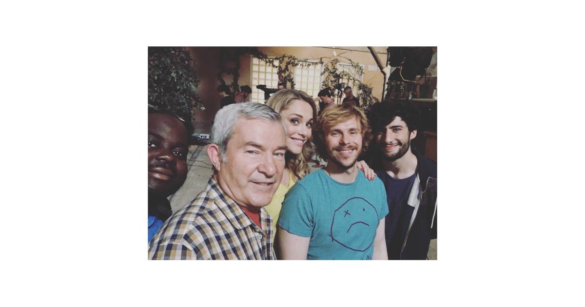 Acteur Elite Saison 5 Pere Ivan MB14 (The Voice 5) pose avec les acteurs de Nos chers voisins sur le