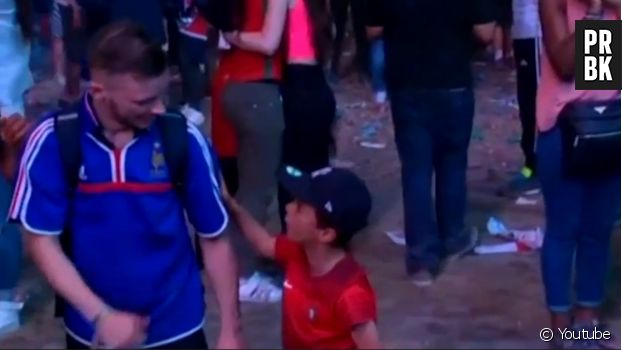 Mathis, un petit garçon soutenant le Portugal, réconforte un supporter des Bleus