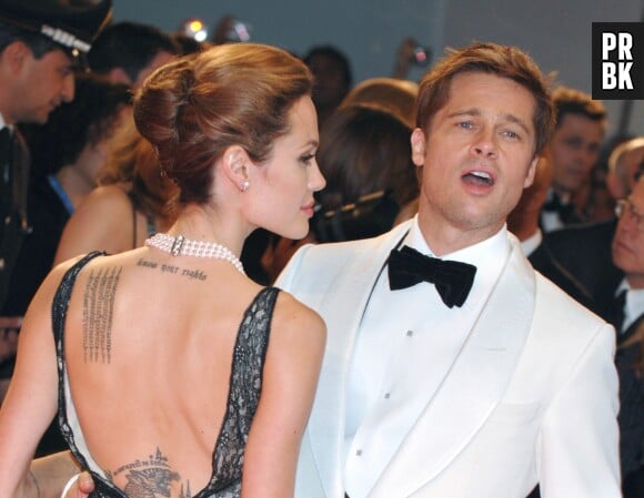 Angelina Jolie avait fait tatouer les coordonnées géographiques du lieu de naissance de Brad Pitt, maintenant elle voudrait le supprimer.