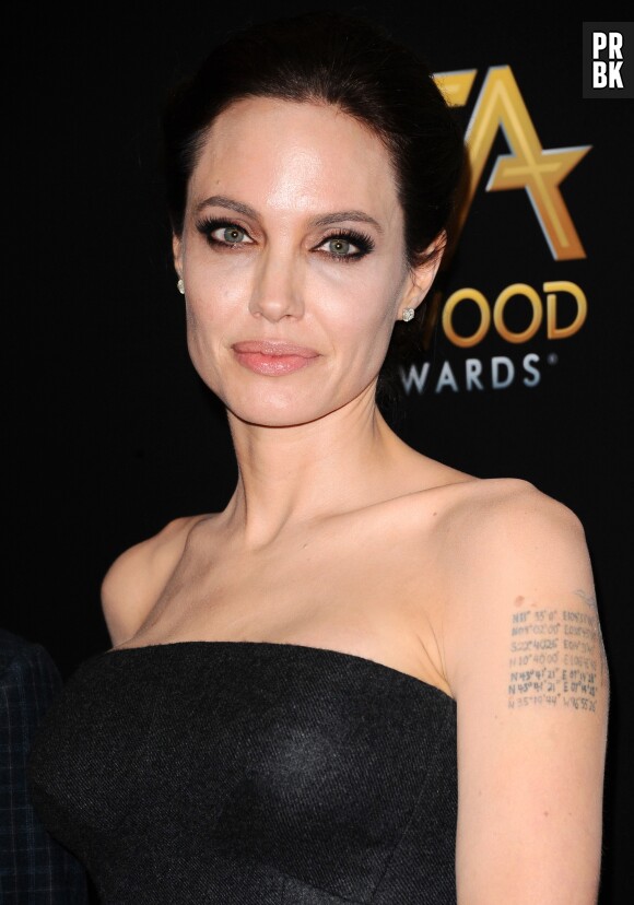 Angelina Jolie voudrait se faire enlever ses tatouages liés à Brad Pitt, dont celui tatoué sur son bras.