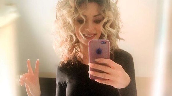 Emilie Nef Naf change de coupe de cheveux : ses fans amoureux de ses grosses boucles blondes 💇