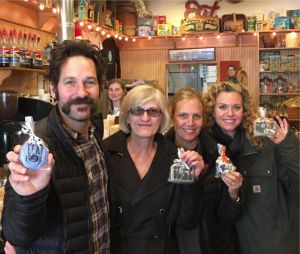 Jeffrey Dean Morgan propriétaire d'un magasin de bonbons avec Paul Rudd