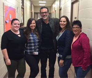 Jeffrey Dean Morgan et l'équipe de Samuel's Sweet Shop