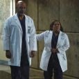 Grey's Anatomy saison 13, épisode 9 : Richard (James Pickens Jr) et Miranda (Chandra Wilson) sur une photo