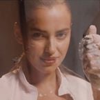 Irina Shayk parodie Ghost : bikini et décoletté, cours de poterie sexy pour Love Magazine