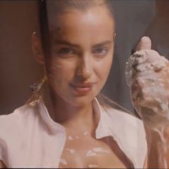 Irina Shayk parodie Ghost : bikini et décoletté, cours de poterie sexy pour Love Magazine