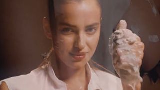 Irina Shayk parodie Ghost : bikini et décoletté, cours de poterie sexy pour Love Magazine