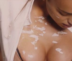 Irina Shayk parodie Ghost : bikini et décoletté, cours de poterie sexy pour Love Magazine