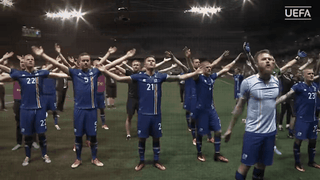 Avec ce mix de l'année 2016 en moins de 2mn, ce DJ suisse nous fait passer du rire aux larmes