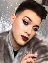  Manny Gutierrez pour Maybelline : le Youtubeur beauté devient égérie pour le mascara Colossal Big Shot. 