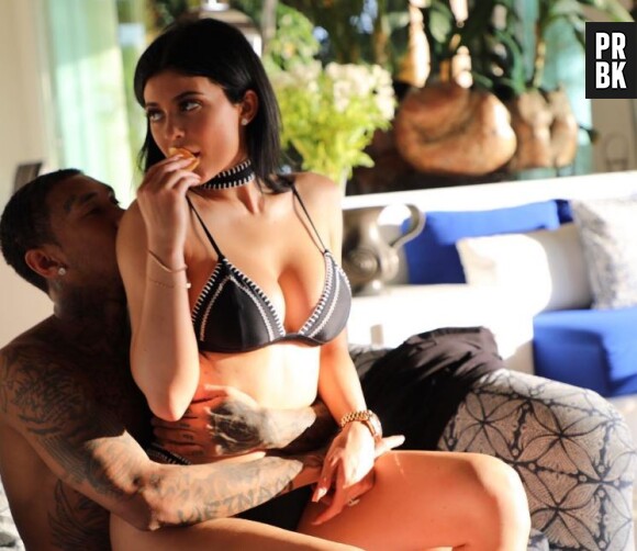 Kylie Jenner et Tyga : leur photo lance le débat "3ème téton ou pas sur le genou ?"