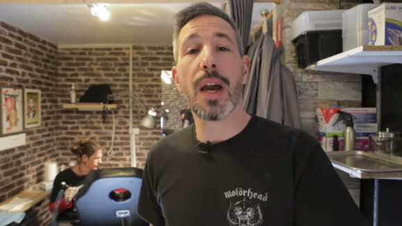 Un youtubeur se fait tatouer le visage de Cyril Hanouna sur la fesse... par erreur !