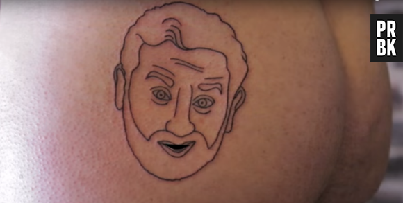 Un youtubeur se fait tatouer le visage de Cyril Hanouna sur la fesse... par erreur !
