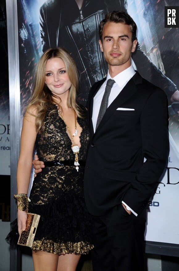 Theo James pose avec sa petite-amie Ruth Kearney à l'avant-première d'Underworld : Awakening