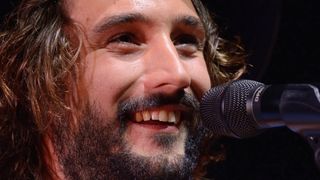 Jérémy Frérot : son frère débarque nu sur scène pour son anniversaire ! ?