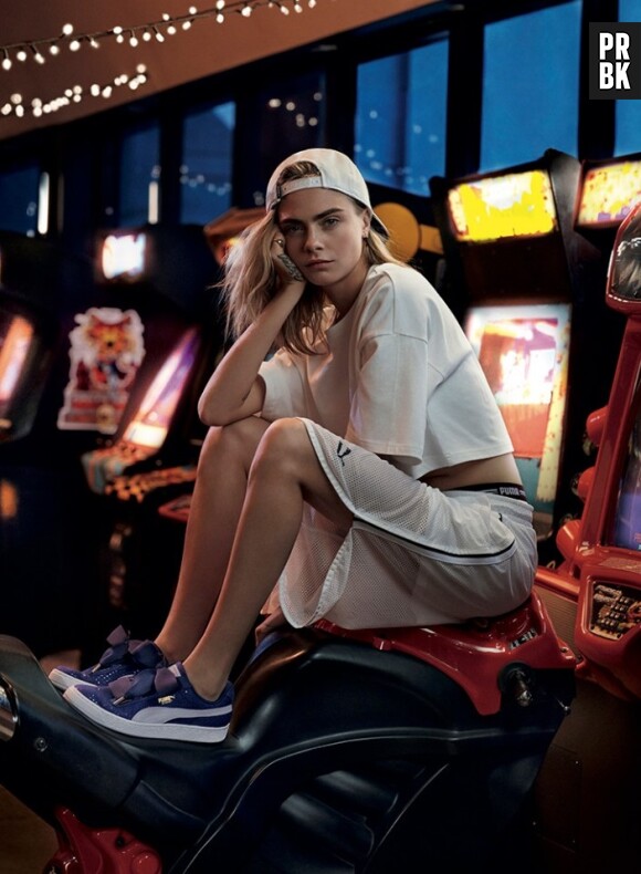 Puma Basket Heart Denim : le modèle culte en version 100% jeans aux pieds de Cara Delevingne dans la nouvelle campagne publicitaire !