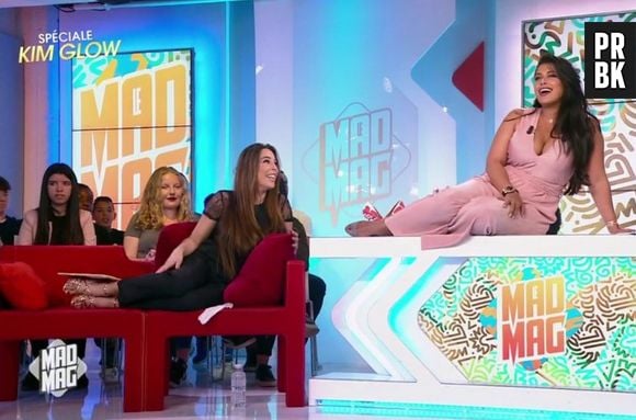 Kim Glow (Les Anges 9) opérée récemment des fesses : elle ne peut pas s'asseoir dans le Mad Mag !
