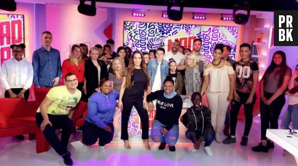 Kim Glow (Les Anges 9) opérée récemment des fesses : elle ne peut pas s'asseoir dans le Mad Mag !
