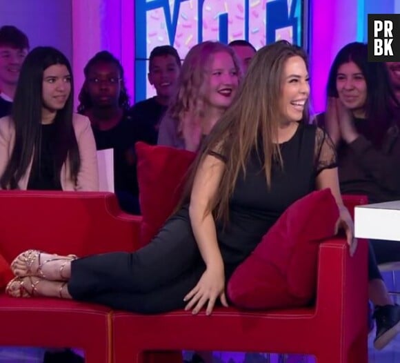 Kim Glow (Les Anges 9) opérée récemment des fesses : elle ne peut pas s'asseoir dans le Mad Mag !
