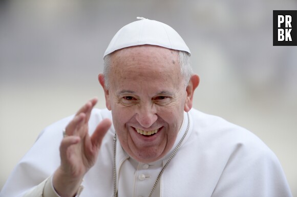 Le pape François s'est fait offrir des Air Jordan 5 retro par une équipe de football américain