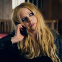 Avril Lavigne morte et remplacée par un sosie ? La théorie du complot totalement folle 🙃