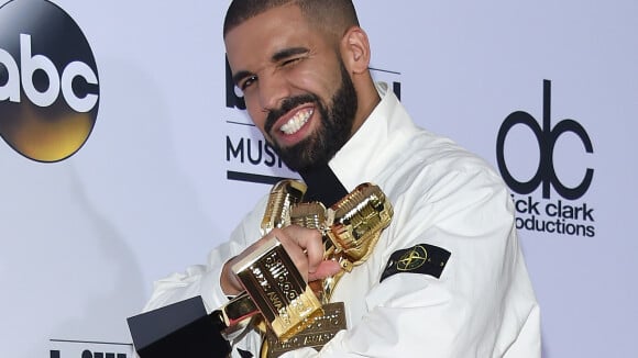 Drake met le feu aux Billboard Music Awards 2017 (VIDEO)