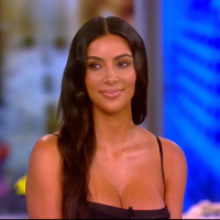 Kim Kardashian : de la cellulite sur ses fesses ? Elle crie au complot et accuse Photoshop !