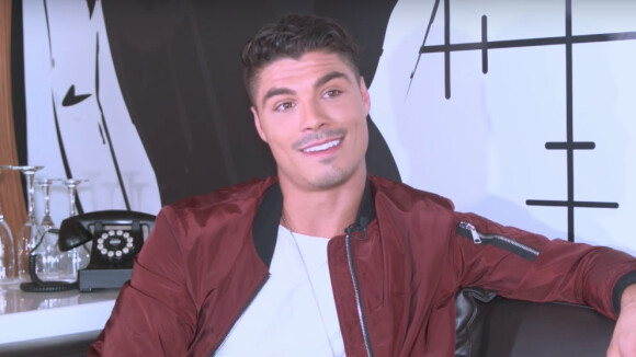 Carl (Les Anges 9) : une relation sexuelle avec une inconnue en off ? Il raconte