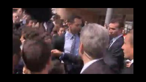 Sarkozy visé par une bouteille d'eau ... La vidéo