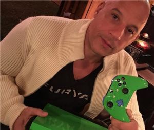 Fast and Furious : Vin Diesel dévoile une Xbox One S hommage à Paul Walker