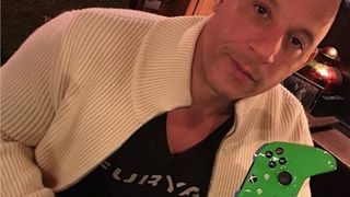 Fast and Furious : Vin Diesel dévoile une Xbox One S hommage à Paul Walker