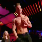 Julien Geloën taclé par Leila Ben Khalifa : il lui répond avec... un striptease ?
