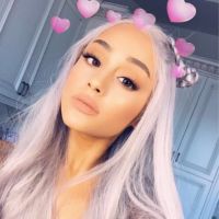 Ariana Grande métamorphosée : elle craque aussi pour la mode des cheveux gris
