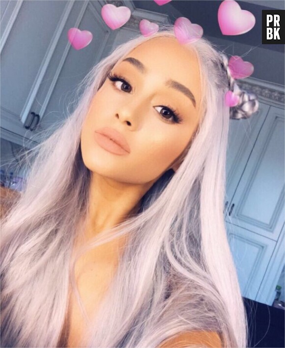 Ariana Grande ose les cheveux gris
