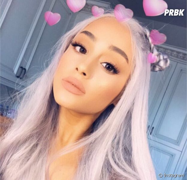 Ariana Grande ose les cheveux gris