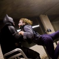 The Dark Knight : Heath Ledger a demandé à Christian Bale... de le frapper