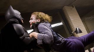 The Dark Knight : Heath Ledger a demandé à Christian Bale... de le frapper