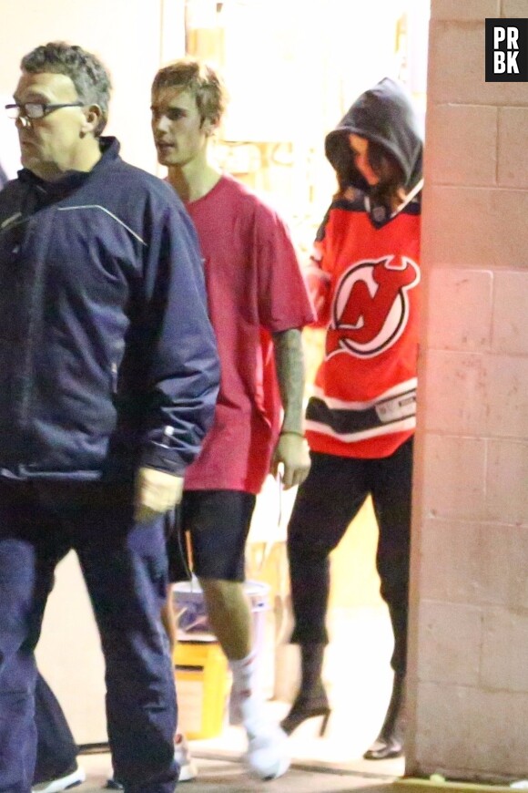 Selena Gomez et Justin Bieber à la sortie d'un match de hockey à Los Angeles