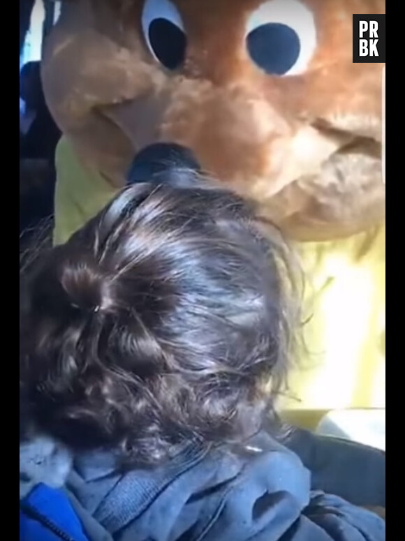 Ayem Nour et Vincent Miclet se retrouvent à Disneyland Paris avec leur fils Ayvin et Jessica, la fille de l'homme d'affaires.