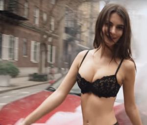 Emily Ratajkowski en sous-vêtements dans les rues de New York pour DKNY !