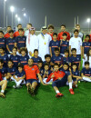 PSG : l'équipe pose avec des enfants pendant leur tournée au Qatar