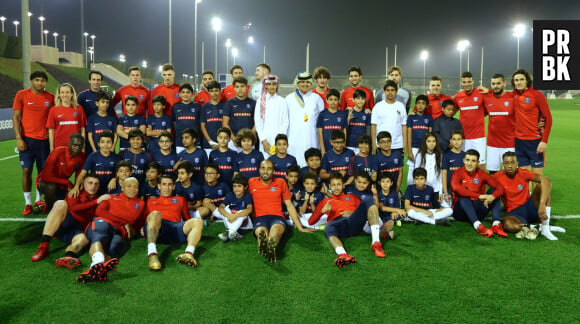 PSG : l'équipe pose avec des enfants pendant leur tournée au Qatar