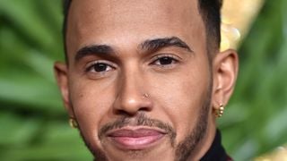Lewis Hamilton se moque de son neveu habillé en princesse : il s'excuse après la polémique