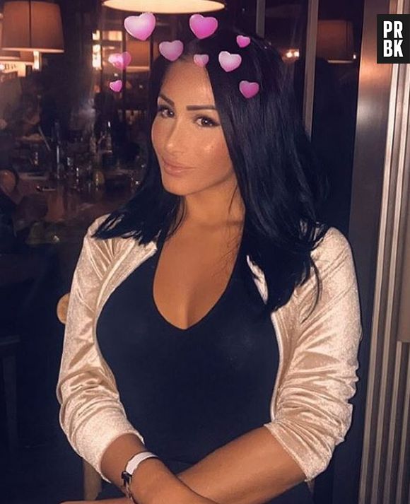 Leana (Les Princes et les Princesses de l'amour) traite Enzo de "grosse tapette", il répond qu'elle est "escort" !